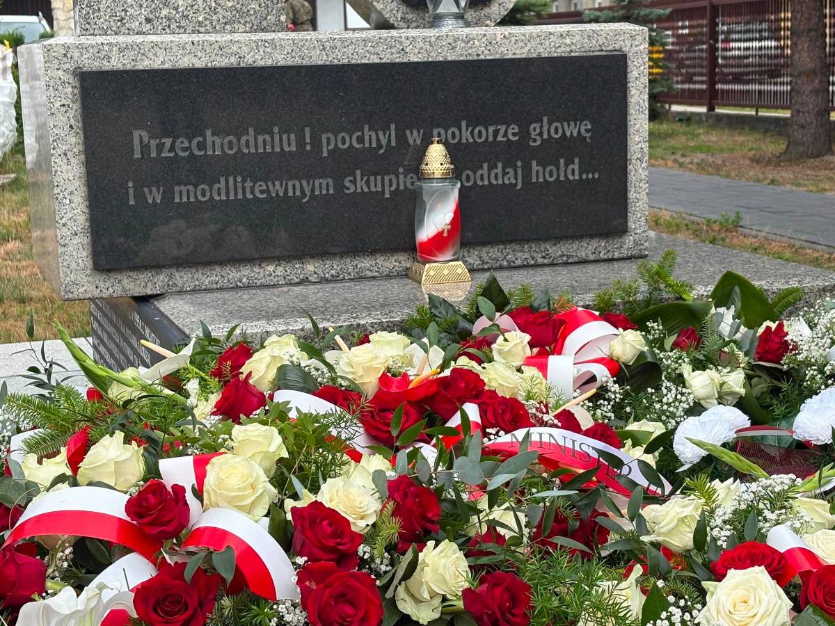 Na zdjęciu fragment Pomnika Nieznanego Żołnierza na placu kościelnym w kościele pw. NMP Królowej Polski. Pomnik udekorowany złożonymi biało-czerwonymi kwiatami z okazji Dnia Pamięci Ofiar Ludobójstwa na Wołyniu