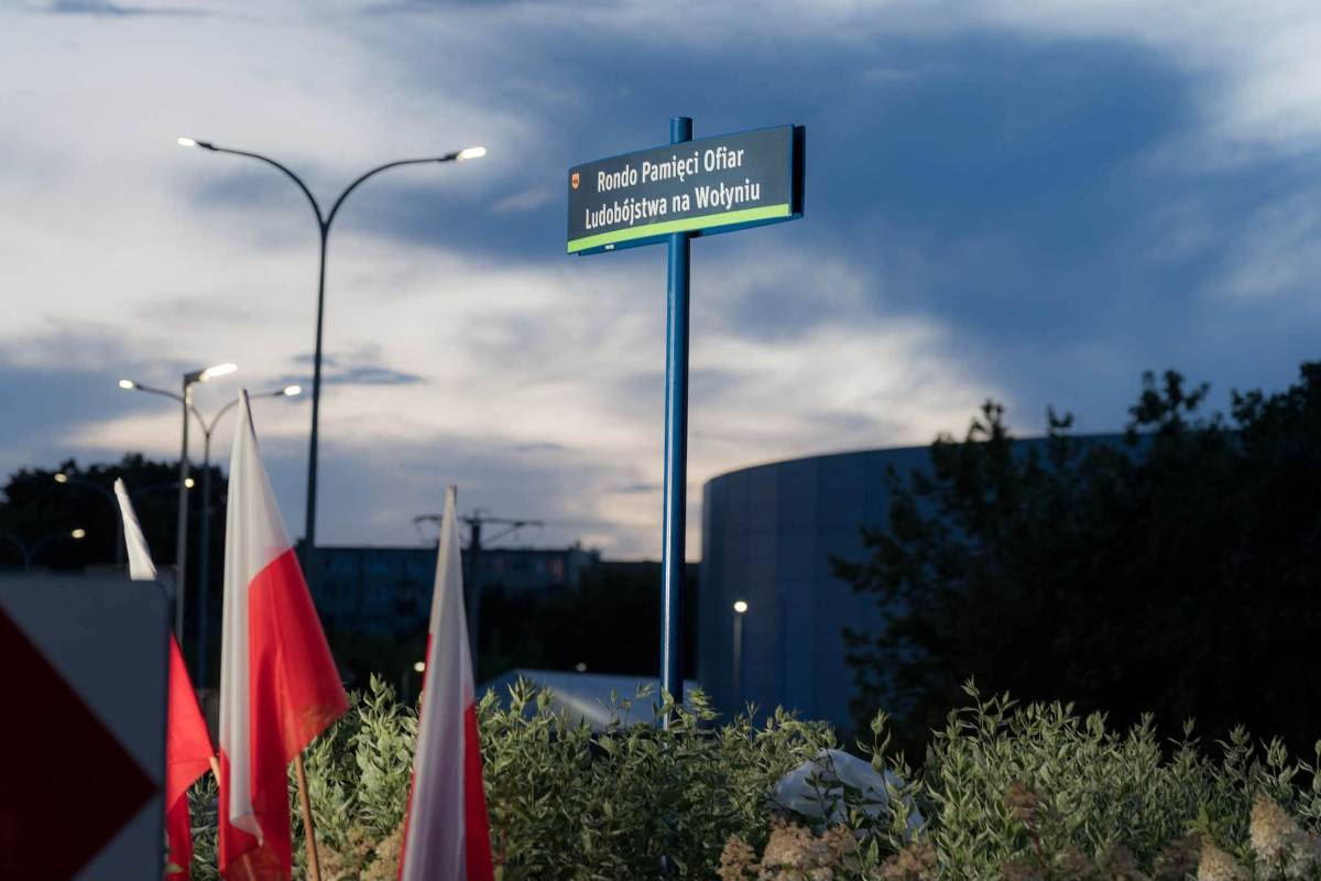 Na zdjęciu rondo z nadaną nazwa Rondo Pamięci Ofiar Ludobójstwa na Wołyniu. Widać tabliczkę z nazwa ronda