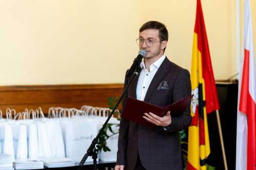 Na zdjęciu mężczyza przy mikrofonie