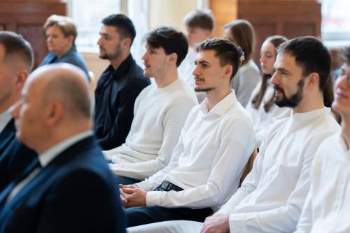 Na zdjęciu młodzież siedzi na krzesłach