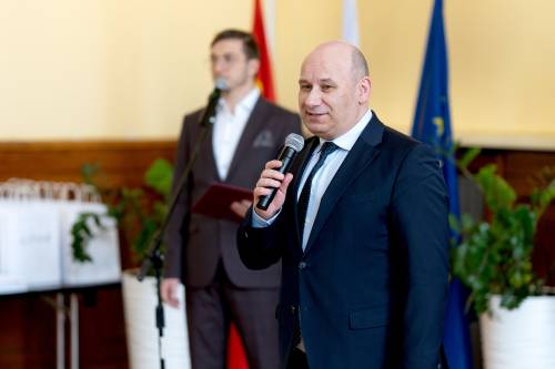 Prezydnent z mikrofonem w ręce