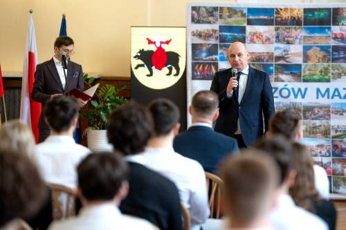 Prezydnent z mikrofonem w ręce