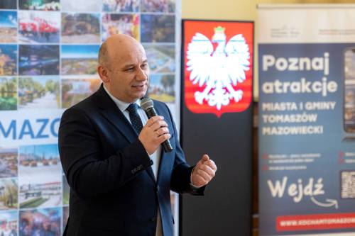 Prezydnent z mikrofonem w ręce