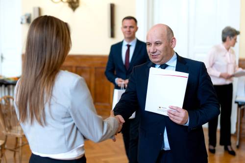 Prezydent wręczający stypendium zawodniczce