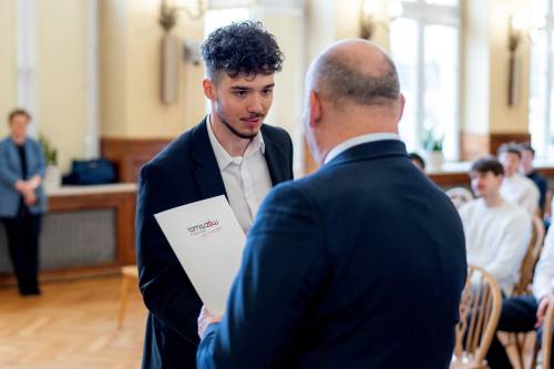 Prezydent wręczający stypendium zawodnikowi
