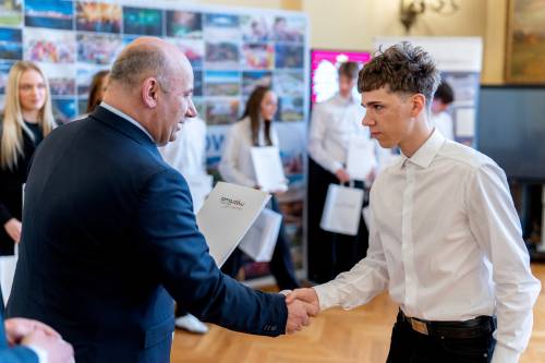 Prezydent wręczający stypendium zawodnikowi