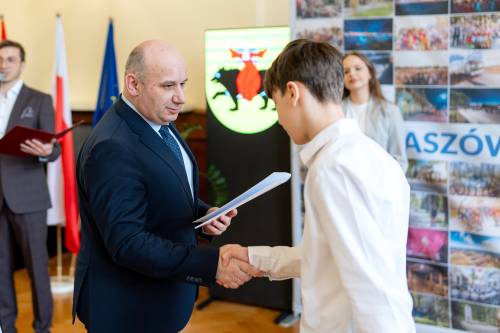 Prezydent wręczający stypendium zawodnikowi