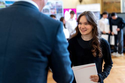 Z-ca Prezydenta wręczający stypendium zawodniczce