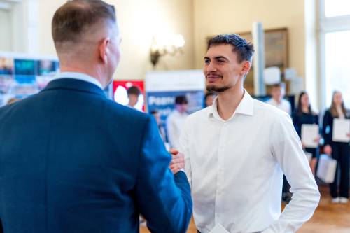 Z-ca Prezydenta wręczający stypendium zawodnikowi