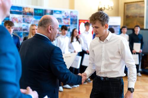 Prezydent wręczający stypendium zawodnikowi