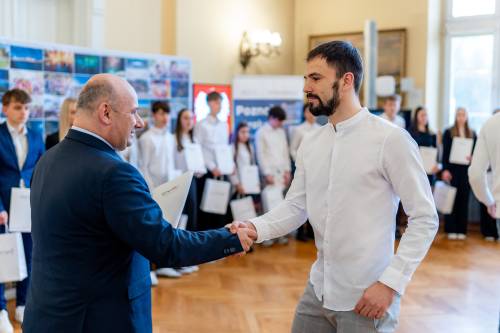 Prezydent wręczający stypendium zawodnikowi