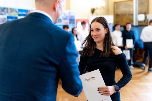 Z-ca Prezydenta wręczający stypendium zawodniczce