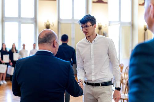 Prezydent wręczający stypendium zawodnikowi