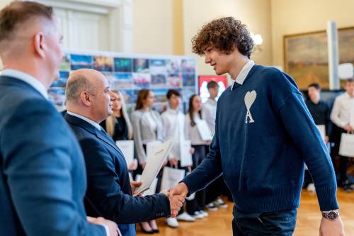 Prezydent wręczający stypendium zawodnikowi
