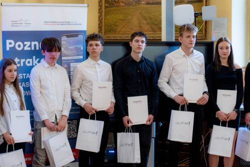 Zdjęcie grupowe uhonorowanych