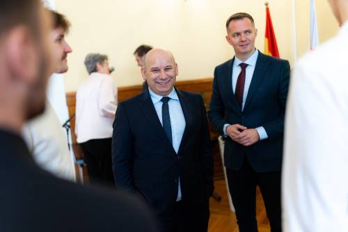 Prezydenci stojący wśród uhonorowanych