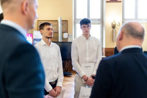 Młodzi zawodnicy stoją i rozmawiają