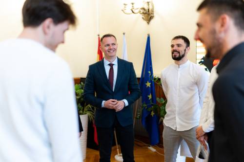 Młodzi zawodnicy stoją i rozmawiają