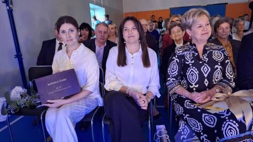 Na zdjęciu dyrektor SP 8 z drewnianym pudełkiem z napisem: KAPSUŁA CZASU, 60 lat Szkoły Podstawowej  nr 8. Kobiecie towarzyszą samorządowcy