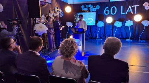 Na zdjęciu dyrektor SP 8 przy mówinicy - scena Jubileuszu