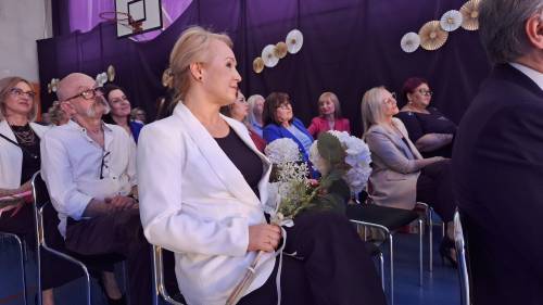Na zdjęciu widownia Jubileuszu. Wśród zgromadzonych m.in. kobieta z białym kwiatem na kolanach