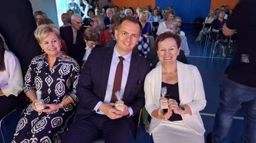 Na zdjęciu przedstwiciele władzy samorządowej z pamiątkowymi upominkami w dłoniach