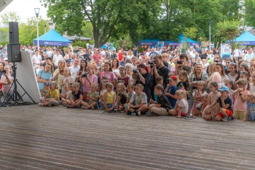 Dzień Dziecka na Przystani Miejskiej nad Pilicą - tłumy pod sceną amfiteatru