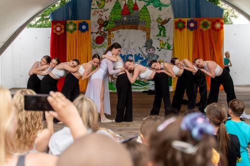 Dzień Dziecka na Przystani Miejskiej nad Pilicą - występy w amfiteatrze