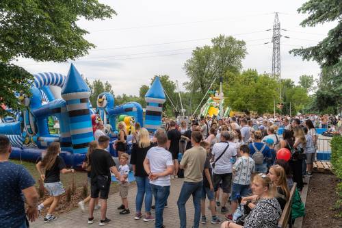 Dzień Dziecka na Przystani Miejskiej nad Pilicą - tłumy na pikniku, w tle dmuchańce