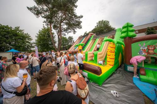 Dzień Dziecka na Przystani Miejskiej nad Pilicą - zabawa na dmuchańcach