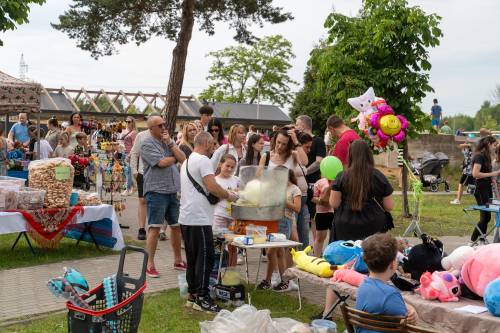 Dzień Dziecka na Przystani Miejskiej nad Pilicą - stoiska z watą cukrową i balonami