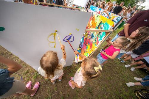 Dzień Dziecka na Przystani Miejskiej nad Pilicą - zajęcia plastyczne