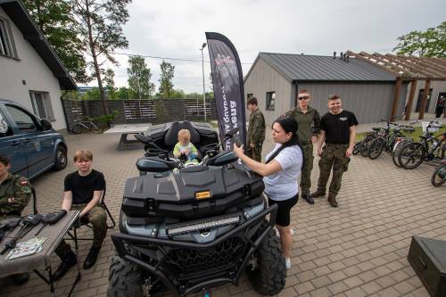 Dzień Dziecka na Przystani Miejskiej nad Pilicą - zabawa na quadach