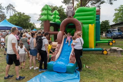 Dzień Dziecka na Przystani Miejskiej nad Pilicą - zabawa na dmuchańcach