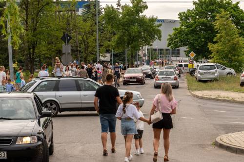 Dzień Dziecka na Przystani Miejskiej nad Pilicą - mieszkańcy udają się na przystań dołączając do pikniku