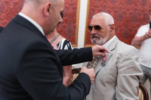 Prezydent dekoruje medalem jedną z par