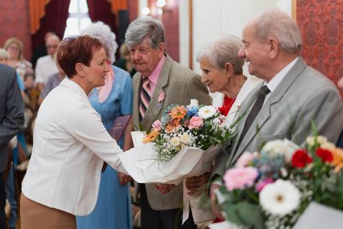 Przewodnicząca Rady Miasta składa gratulacje jednej z par