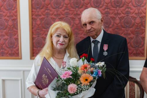 Udekorowana medalem za długoletnie pożycie para Jubilatów