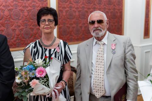 Udekorowana medalem za długoletnie pożycie para Jubilatów