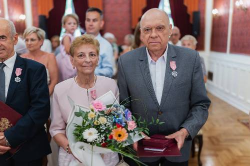 Udekorowana medalem za długoletnie pożycie para Jubilatów