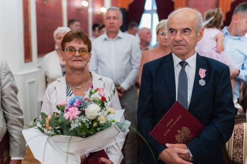 Udekorowana medalem za długoletnie pożycie para Jubilatów