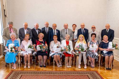 Zdjęcie grupowe ośmiu par Jubilatów Złotych i Diamentowych Godów
