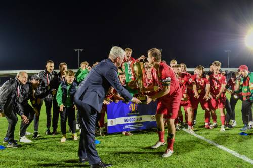 Kapitan zespołu odbiera gratulacje