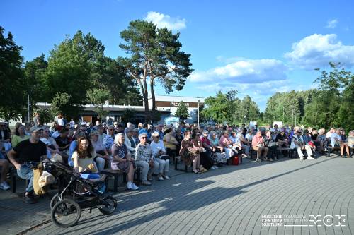 Publiczność ogląda koncert Basi Kawy