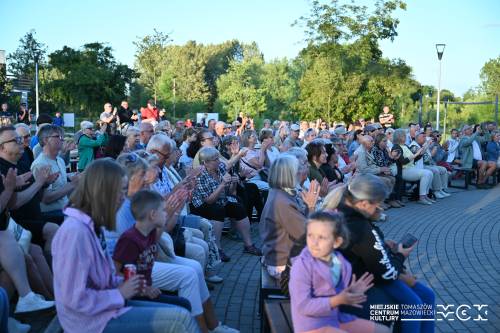 Publiczność ogląda koncert Basi Kawy