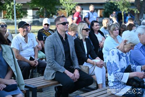 Publiczność z zastępcą prezydenta ogląda koncert Basi Kawy
