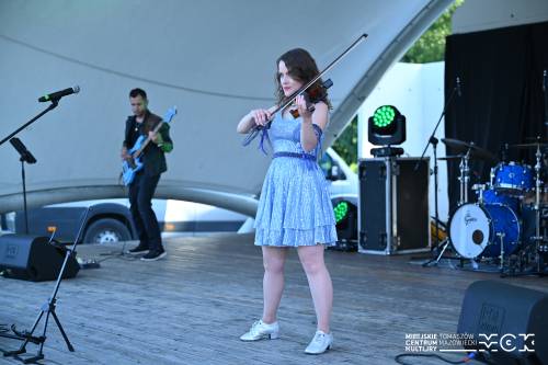 Na zdjęciu koncert Basi Kawy. Wokalistka śpiewa i gra na skrzypcach