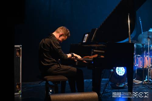 Na pierwszym planie pianista grupy Arete