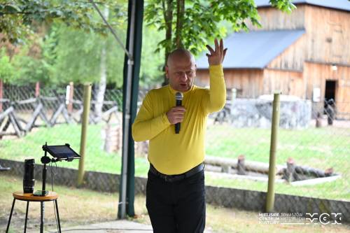 Występ Grzegorza Halamy – artysta przy mikrofonie
