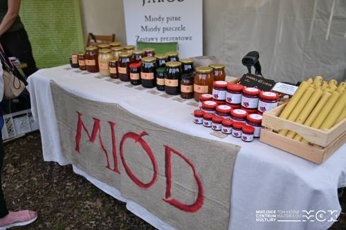 Stół ze smakołykami - miody